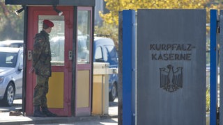 Ein Soldat steht in Speyer vor dem Haupteingang der Kurpfalz-Kaserne.