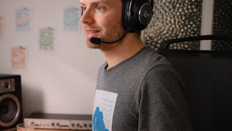 Daniel arbeitet als Ehrenamtlicher beim "Heimwegtelefon" und hilft Menschen, die Ängste im Stadtbild haben.