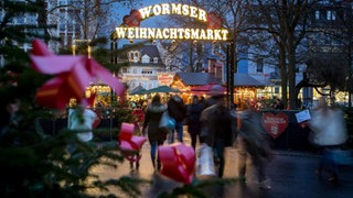 Buden auf dem Weihnachtsmarkt in Worms: Die Stadt verstärkt für den Weihnachtsmarkt 2025 ihre Sicherheitsvorkehrungen 