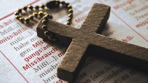 Eine neue Studie beleuchtet sexuellen Missbrauch während der Amtszeiten der Bischöfe Marx und Ackermann (Symbolbild).