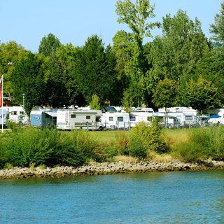 An der Mosel, wie hier, an der Lahn, Nahe und natürlich dem Rhein - an den Flüssen in Rheinland-Pfalz fühlen sich Camper wohl - das spiegelt sich auch in den Gästezahlen wider.