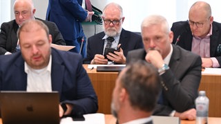 Mitglieder der AfD-Fraktion im rheinland-pfälzischen Landtag. Die AfD wehrt sich vor dem Verfassungsgerichtshof Rheinland-Pfalz dagegen, dass Mitarbeiter der Fraktionen auf ihre Verfassungstreue durchleuchtet werden sollen. 
