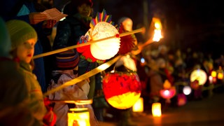 Kinder mit bunten Laternen beim Sankt-Martins-Umzug am 11. November (Archivbild)