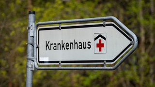 Ein Schild weist den Weg zu einer Klinik