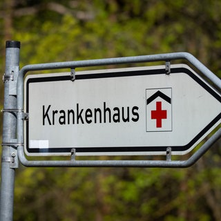 Ein Schild weist den Weg zu einer Klinik