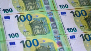 Druckfrische Einhundert-Euro-Scheine. Mehr als 740 Ortsgemeinden in Rheinland-Pfalz sehen ihre Handlungsfähigkeit durch knappe Kassen gefährdet.