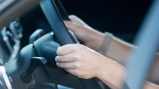 Hände eines Kindes am Steuer eines Autos: Die Polizei hat am Wochenende in Ruppertsweiler im Kreis Südwestpfalz eine Familie gestoppt. Ein Neunjähriger fuhr.