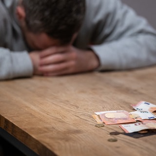 Die Wirtschaftsauskunftei Creditreform: Trendwende ins Negative bei Überschuldung.