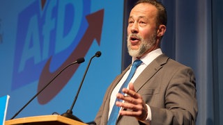 Jan Bollinger, Fraktionsvorsitzender im Landtag und Landesvorsitzender der AfD Rheinland-Pfalz, spricht beim Landesparteitag seiner Partei in Bingen. Die Landtagswahl findet am im März 2026 statt.
