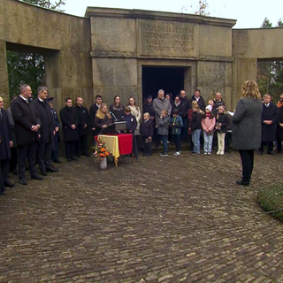 Die zentrale Gedenkfeier des Landes Rheinland-Pfalz fand in diesem Jahr auf dem Ehrenfriedhof in Daleiden in der Eifel statt. Hier wurde an die Opfer von Krieg und Gewalt erinnert - so wie in ganz Deutschland.
