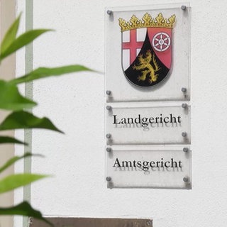 Schilder an einer Hauswand, die auf ein Land- und Amtsgericht hinweisen