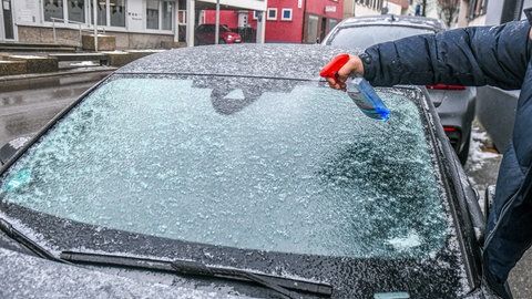 Mit Enteiserspray bekommt man schnell die Windschutzscheibe frei