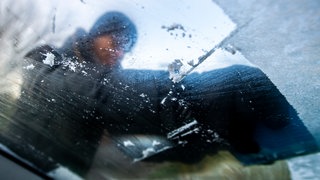 Eiskratzen: Mit den kalten Temperaturen muss wieder die Windschutzscheibe vom Eis befreit werden