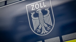 Bundesadler auf einem Wagen des Zolls: Eine Großrazzia mit Schwerpunkt LudwigshafenMannheim richtete sich gegen die organisierte Schwarzarbeit.