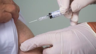 Ärzte und Gesundheitspolitiker rufen im Herbst zur jährlichen Impfung gegen das Influenza-Virus auf (Symbolbild). 