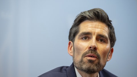 Der rheinland-pfälzische Bildungsminister Sven Teuber (SPD) räumt Versäumnisse im Zusammenhang mit Gewalt an der Ludwigshafener Schule ein