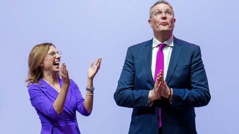 Sabine Bätzing-Lichtenthäler (SPD), Vorsitzende ihrer Fraktion im Landtag und Landesvorsitzende der SPD Rheinland-Pfalz (links), und Alexander Schweitzer (SPD), Ministerpräsident von Rheinland-Pfalz, freuen sich über die erfolgreiche Wahl von Schweitzer zum Spitzenkandidaten.  