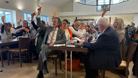 Joachim Streit (vorne l.), Spitzenkandidat der Freien Wähler Rheinland-Pfalz, beim Landesparteitag in Bärenbach (Hunsrück).