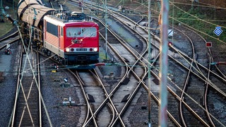 Symbolbild: Ein Güterzug fährt über die Gleise eines Rangierbahnhofs. 
