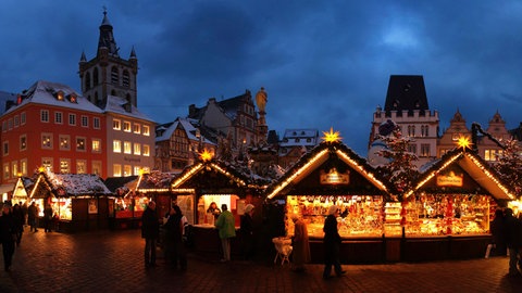 Der Trierer Weihnachtsmarkt im Dunkeln verzaubert große und kleine Besucherinnen und Besucher.