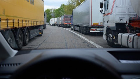 Lkw sucht einen Platz auf einem vollbesetzten Parkplatz - bundesweit fehlen laut ADAC tausende Plätze