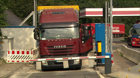 Kolonnen-Parksystem in Montabaur: Lkw an Schranke