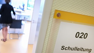 Schulleitungen in Rheinland-Pfalz sehen ihre Arbeit zunehmend durch die Eltern ihrer Schülerinnen und Schüler erschwert. (Symbolbild)