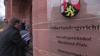 Experten mit Akten aus dem Ahrtal