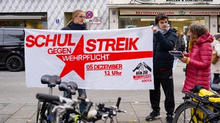 Schulstreiks: In mehreren Städten bundesweit, auch in RLP,  protestieren Jugendliche am Freitag gegen das neue Wehrdienst-Gesetz.