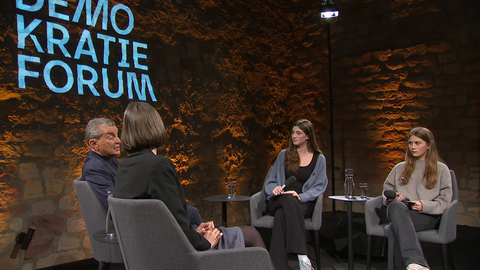 Schülerinnen im Austausch mit Michel Friedman und Anna-Sophie Heinze