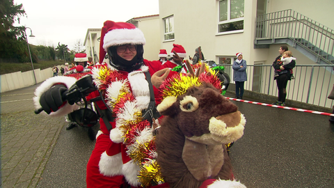 Viele Motorradfahrer als Weihnachtsmann verkleidet auf ihren Motorrädern