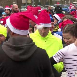 Viele Läufer mit Nikolausmützen vor dem Start beim Nikolauslauf im Mainzer Lennebergwald