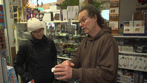 Ein Spielwarenladen-Inhaber berät eine Kundin. Laut Statistik des Handelsverbandes Deutschland verschenken die Deutschen nach wie vor besonders gerne Spielwaren zu Weihnachten