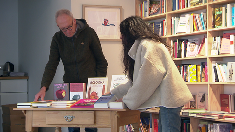 Zwei Buchhändler aus Mainz sortieren ihre Auslage. Laut Statistik des Handelsverbandes Deutschland verschenken die Deutschen nach wie vor besonders gerne Bücher zu Weihnachten.