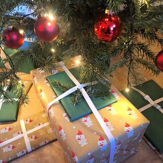 Bunte Päckchen unter einem Weihnachtsbaum - Geschenke 2025 Trends und No-Gos