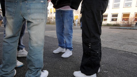 Schüler auf einem Schulhof - an Schulen im Land gibt es immer mehr Fälle von Gewalt und Vandalismus 