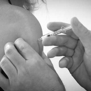 Patiententin wird geimpft. Viele Menschen würden sich gerne gegen die Grippe impfen lassen. Doch Arztpraxen und Aportheken können nicht nachbstellen, weil nichts mehr auf dem Markt ist. 