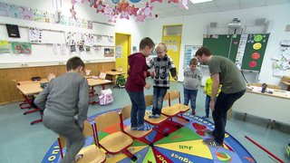 Kinder tollen herum. Die Jugendämter in Rheinland-Pfalz müssen immer öfter Familien unterstützen.