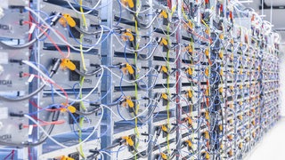Batterie-Speicher boomen. Besonders in Eifel und Hunsrück bauen große Unternehmen Energie-Speicher-Anlagen. Das größte Batteriespeicherwerk Deutschlands soll in Wittlich gebaut werden.
