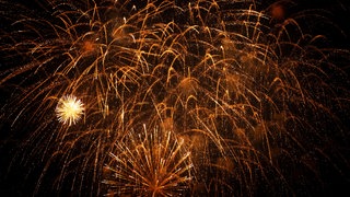 Leuchtendes Feuerwerk: Wie  in den letzten Jahren schon, gibt es erneut Diskussionen, ob privates Feuerwerk eingeschränkt oder gar verboten werden soll. Einige Kommunen in RLP haben dazu Regelungen getroffen. 