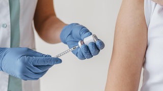 Ein Arzt bereitet eine Impfung vor