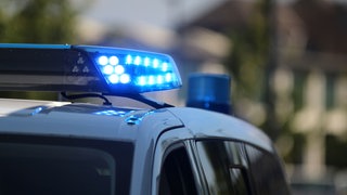 Ein Blaulicht der Polizei im Dunkeln