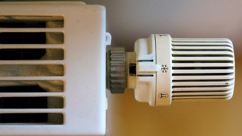 Ein Thermostat einer Heizung steht auf der Schneeflocke. Die Heizkosten werden durch den Anstieg des C02-Preises teurer. 