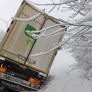 Ein weggerutschter LKW neben der Fahrbahn