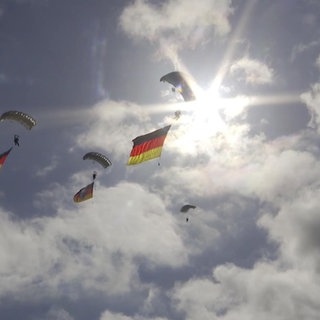 Fallschrimspringer mit Deutschland Flagge