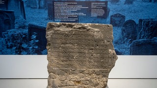 Ein Grabstein aus der Ausstellung über 1.000 Jahre Judentum "Shalom am Rhein" im Mainzer Landesmuseum.