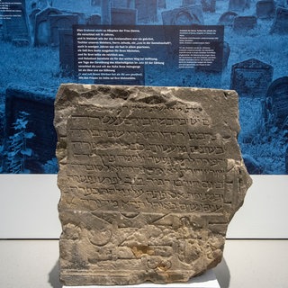 Ein Grabstein aus der Ausstellung über 1.000 Jahre Judentum "Shalom am Rhein" im Mainzer Landesmuseum.