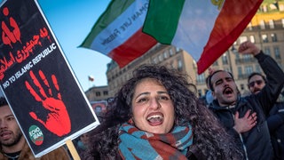 Protest gegen das Regime im Iran. In Rheinland-Pfalz werden die Abschiebungen in den Iran vorerst gestoppt.