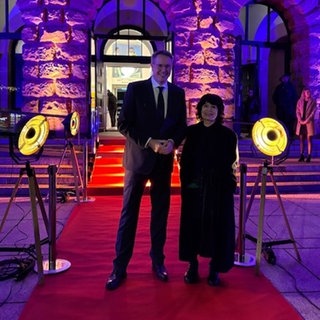 Die Autorin Monika Helfer, die mit der Zuckmayer-Medaille ausgezeichnet wird, und RLP-Ministerpräsident Alexander Schweitzer (SPD) auf dem roten Teppich