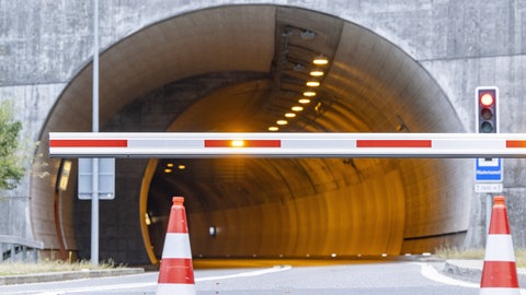 Stau auf der Autobahn und der Bundesstraße: Wegen eines Warnstreiks werden in Nordrhein-Westfalen viele Tunnel gesperrt, was die Nerven einiger Pendler aus Rheinland-Pfalz strapazieren dürfte. (Symbolbild)